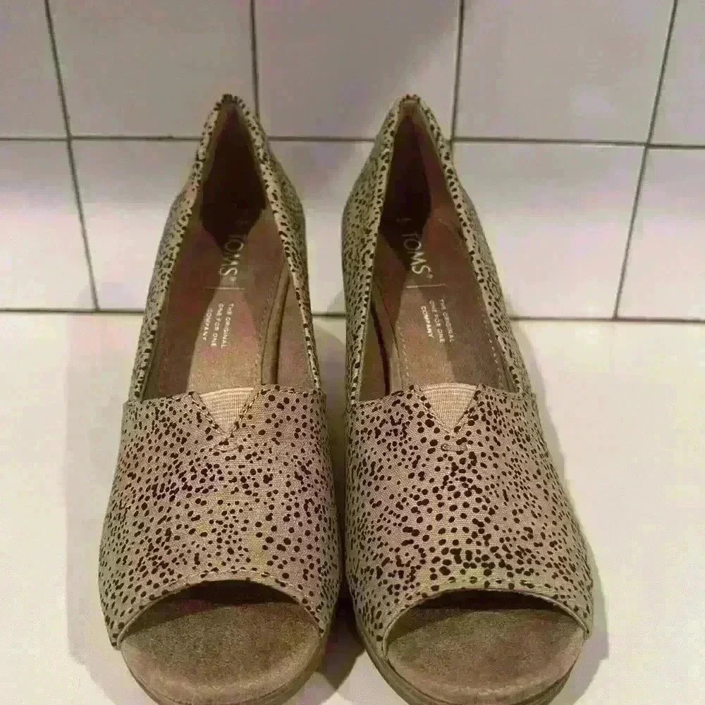 TOMS Leopard Brown Black Peep Toe Cork Like Wedges- Size 7 NWT